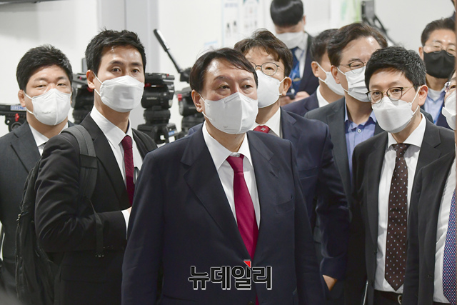 ▲ 윤석열 국민의힘 대선 경선 후보가 28일 오전 국회 소통관에서 대국민 지지를 호소 기자회견을 갖기 위해 입장하고 있다.ⓒ이종현 기자