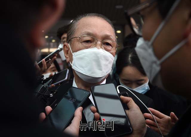 ▲ 김기춘 전 청와대 비서실장이 28일 서울 종로구 서울대병원 장례식장에서 故 노태우 대통령 조문을 마치고 취재진의 질문에 답하고 있다. ⓒ이종현 기자(사진=공동취재단)