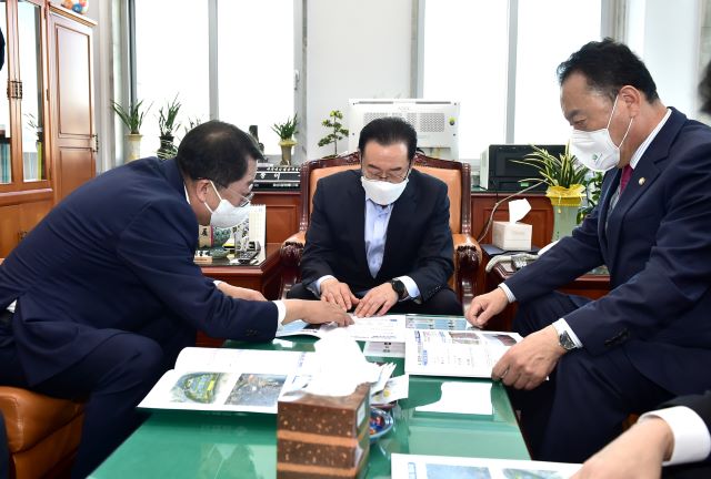 ▲ 이상천 충북 제천시장이 내년도 국비 확보와 역점사업 추진을 위해 28일 국회를 방문해 지역구 국회의원인 엄태영 의원과 이종배 의원을 만나 사업의 당위성을 설명하고 있다.ⓒ제천시