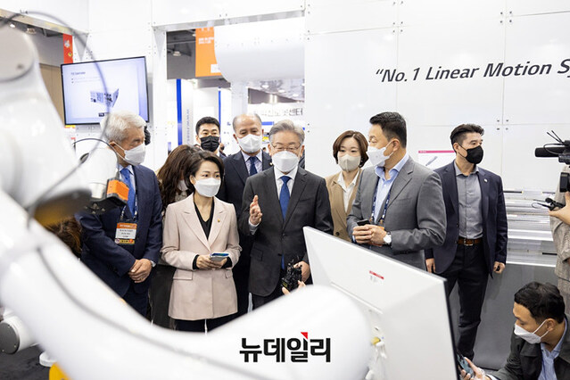 ▲ 28일 이재명 더불어민주당 대선 후보가 경기도 고양시 킨텍스에서 열린 '2021 로보월드'에 참석해 전시장을 둘러보고 있다. ⓒ뉴데일리(사진=이재명 캠프)