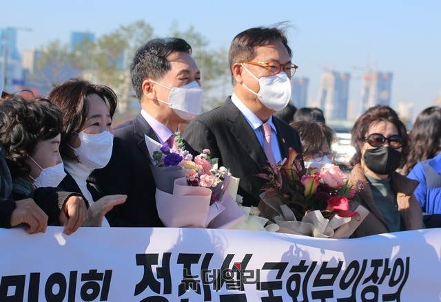 ▲ 정진석 국회부의장과 국민의힘 김기현 원내대표가 28일 세종시 국회 세종의사당 후보지를 방문해 지지자들과 함께 기념촬영을 하고 있다.ⓒ이길표 기자