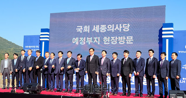 ▲ 박병석 국회의장과 정진석 부의장, 여야 원내대표가 28일 국회 세종의사당(분원) 건립예정 부지를 방문해 기념촬영을 하고 있다.ⓒ이길표 기자