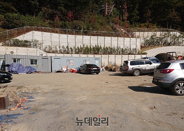 ▲ 성남의뜰이 매각한 종교·근린생활 용지 1666㎡가 공터로 방치돼 있다. 현재 바로 옆에 오피스텔이 공사 중이어서 인부들이 머무는 컨테이너와 주차된 차량 몇대들이 보인다. ⓒ이상무 기자
