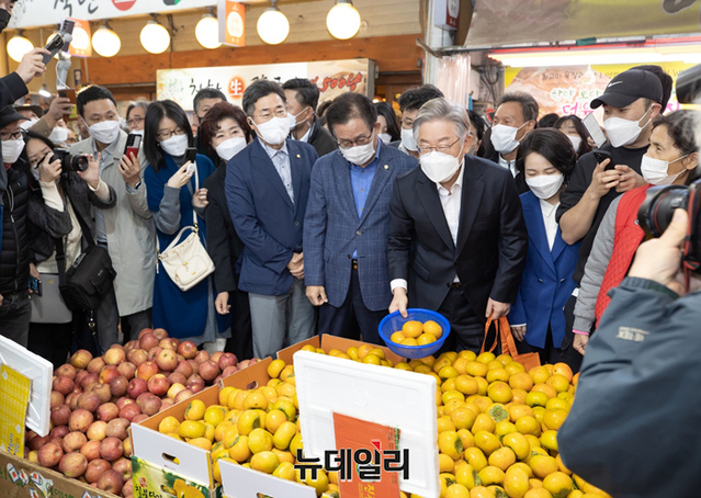 ▲ 이재명 더불어민주당 대선 후보가 27일 오전 서울 과안구 신원시장을 방문해 상인들에게 인사를 나누고 있다.ⓒ정상윤 기자(사진=이재명 캠프)