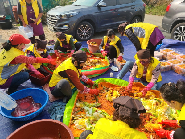 ▲ 살미면향기누리봉사단 회원들이 홀몸노인들에게 전달할 김치를 만들고 있다.ⓒ충주시자원봉사센터