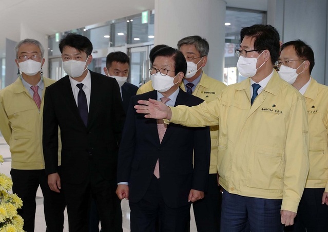 ▲ 양승조 충남도지사가 충남도청을 방문한 박병석 국회의장을 본관으로 안내하고 있다.ⓒ충남도