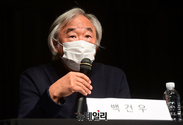 ▲ 피아니스트 백건우가 28일 서울 서초구 흰물결아트센터에서 기자회견을 열고 '윤정희 방치설'에 대한 입장을 밝히고 있다.ⓒ정상윤 기자