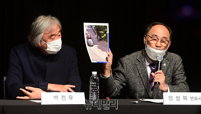 ▲ 백건우의 법률대리인 정성복 변호사가 MBC 'PD수첩'에서 보도된 나한 신부와 윤정희 동생의 모습을 담은 사진을 공개하고 있다.ⓒ정상윤 기자