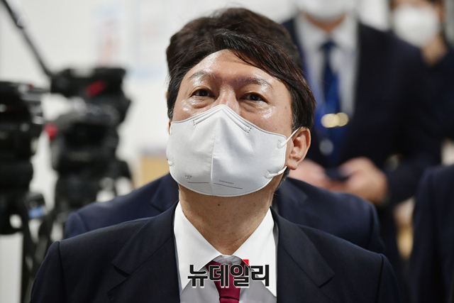 ▲ 윤석열 국민의힘 대선 경선 후보가 28일 오전 국회 소통관에서 대국민 지지를 호소 기자회견을 갖기 위해 입장하고 있다.ⓒ이종현 기자