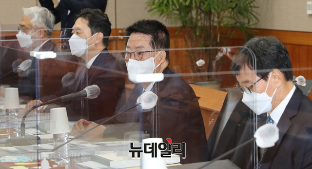 ▲ 28일 박지원 국정원장이 국정원에서 열린 정보위원회의 국정원 국정감사에서 감사준비를 하고 있다. ⓒ뉴데일리(사진=공동취재단)