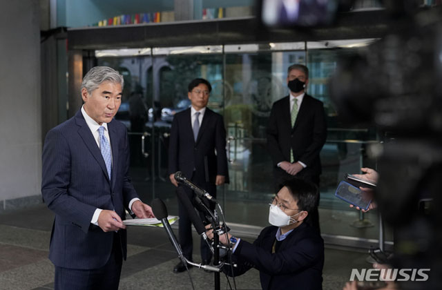 ▲ 지난 18일 성김 미국 국무부 대북정책 특별대표가 기자회견을 하고 있다. 김 대표는 문재인 정부 측에 종전선언 추진 속도조절을 주문한 것으로 알려졌다. ⓒ뉴시스. 무단전재 및 재배포 금지.