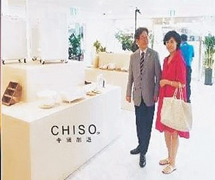 ▲ 이재명 더불어민주당 후보가 2017년 부인 김혜경씨와 차이소 수내점을 방문한 모습. ⓒSNS캡쳐