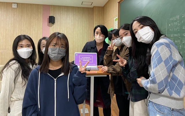 ▲ 메풀 전산초 박사 기념 전국 간호대학생 학술대회에서 2등상을 수상한 건양대 간호대학 김미란 교수(가운데)와 학생들의 기념촬영을 하고 있다.ⓒ건양대학교