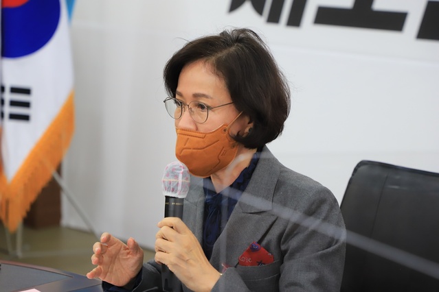 ▲ 이인선 후보는 29일 오전 국민의힘 대구시당에서 기자회견을 하고 “수성구을 지역 당원들에 의해 선출돼 2년 임기가 보장된 당협위원장의 자리가 ‘의리’도 없이 홍 후보에게 갔다. 진짜 의리가 있다면 계파정치와 상관없이 수많은 사람이 몰려들었으리라는 것은 모두가 안다”며 홍 후보의 의리없는 정치행태를 비판했다.ⓒ대구경북인터넷기자협회