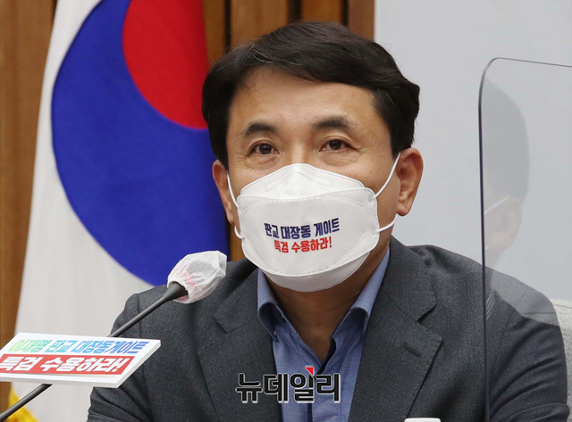 ▲ 국민의힘의 '이재명비리 검증특별위원회' 위원장을 맡은 김진태 전 미래통합당(현 국민의힘) 의원이 29일 특위 첫 회의에 참석해 모두발언을 하고 있다.ⓒ 사진공동취재단