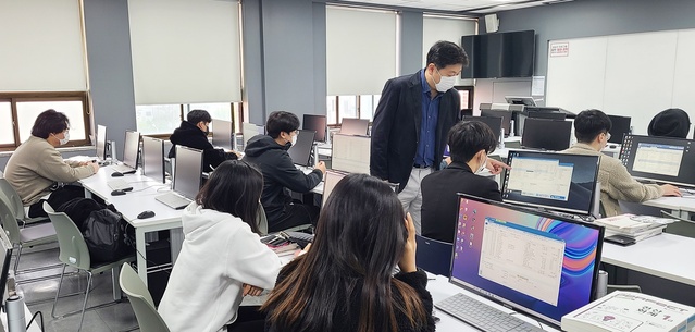 ▲ 영진전문대학교(총장 최재영) 경영회계서비스계열이 운영하는 일반고 직업교육위탁과정에 참여한 학생들이 ERP 회계·물류, 전산세무회계, ITQ 마스터 등 총 38개의 자격증을 취득하는 성과를 내 그 비결에 관심이 쏠리고 있다.ⓒ영진전문대