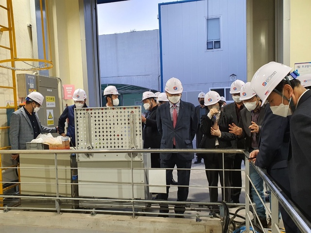 ▲ 28일 근로자대표 이사회 참관제를 적용한 8차이사회 이후  초고압 시험동을 둘러보고 있는 임원진. ⓒ가스안전공사 제공