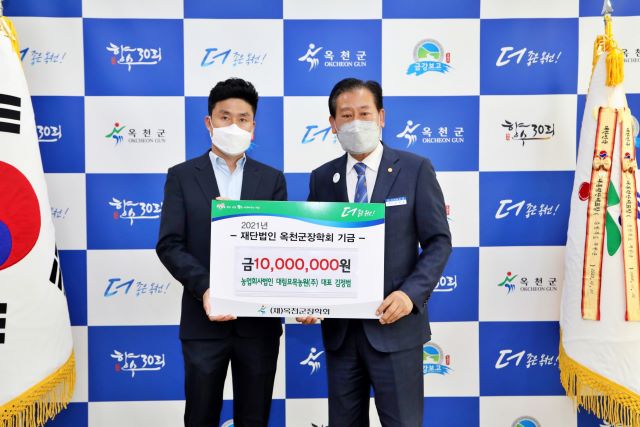 ▲ 대림묘목농원 김정범 대표(좌)와 김재종 옥천군수(우).ⓒ옥천군