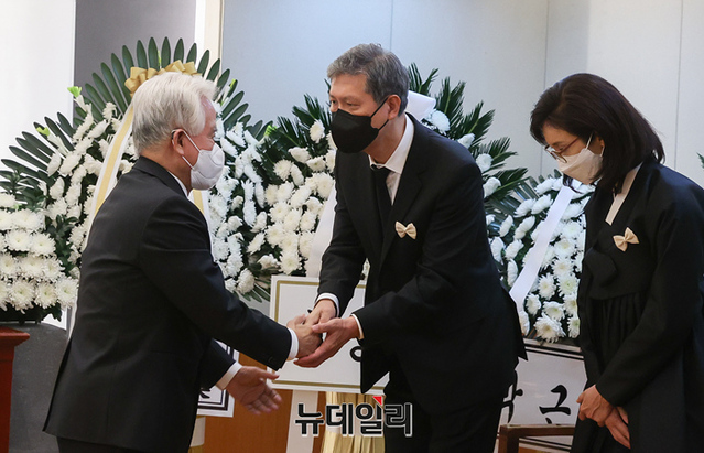 ▲ 허화평 미래한국재단 이사장이 29일 서울 종로구 서울대병원 장례식장에 마련된 노태우 전 대통령 빈소를 찾아 조문하고 있다. 노 전 대통령의 영결식은 30일 오전 서울 송파구 올림픽공원 평화의광장에서 열린다.ⓒ정상윤 기자