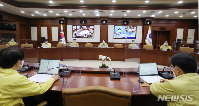 ▲ 29일 오전 서울 종로구 정부서울청사에서 영상으로 열린 코로나19 중앙재난안전대책본부(중대본) 회의에 김부겸 국무총리가 울산에서 영상으로 회의를 주재하며 발언하고 있다. ⓒ뉴시스