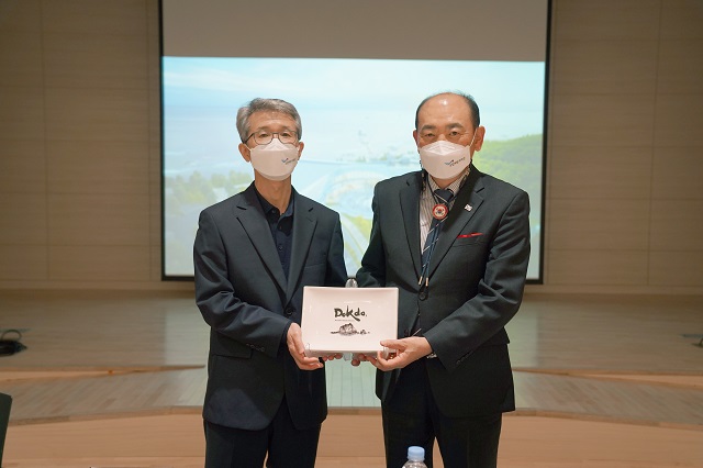 ▲ 왼쪽부터 서장우 국립해양과학관장, 신순식 독도재단 사무총장.ⓒ독도재단