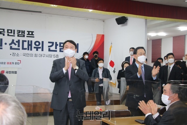 ▲ 행사에서 윤석열 후보가 주호영 공동선대위원장(오른쪽)과 함께 당원들에게 인사를 나누고 있다.ⓒ뉴데일리