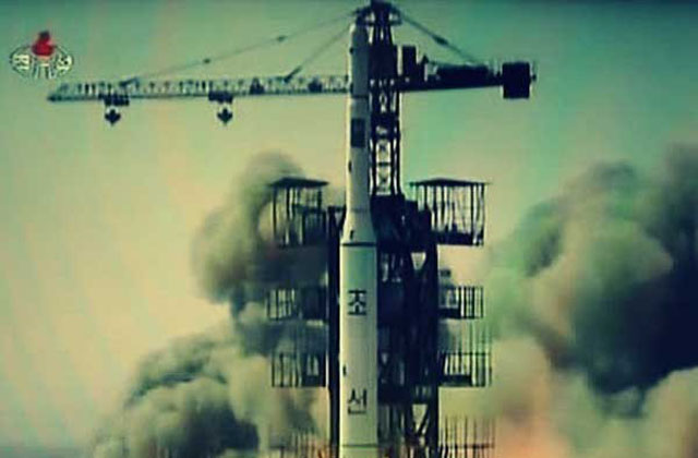▲ 북한이 2012년 12월 대선 직전 발사한 '은하3호'. 북한은 이를 인공위성 발사체라 주장했지만 세계는 대륙간탄도미사일(ICBM) 시험발사로 간주했다. ⓒ북한 선전영상 캡쳐.
