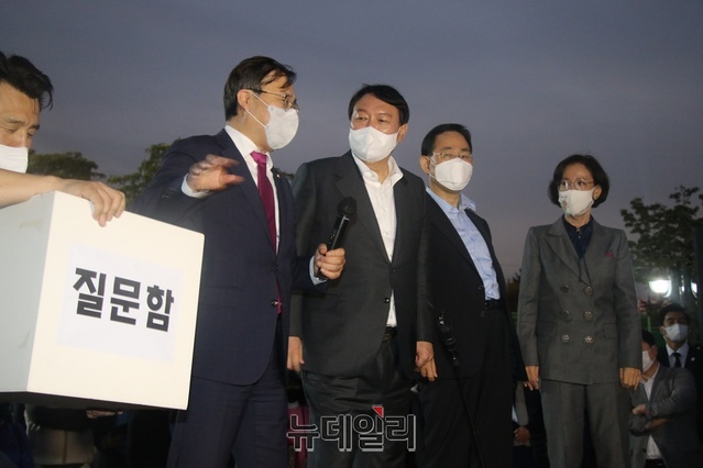 ▲ 윤석열 국민의힘 대선 예비후보가 대구 수성못을 찾아 ‘대구시민이 묻고 윤석열이 답하다’ 정치 버스킹 행사에 참석했다(왼쪽부터 홍석준 의원, 윤석열 후보, 주호영 의원, 이인선 대구·경북 경선총괄지원본부장).ⓒ뉴데일리