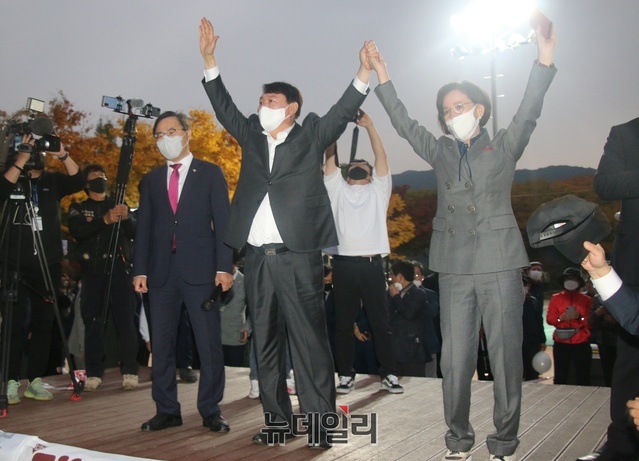 ▲ 윤석열 후보가 이인선 대구·경북 경선총괄지원본부장과 함께 연단에 올라 지지자들에게 손을 들어 인사하고 있다. 왼쪽은 홍석준 의원.ⓒ뉴데일리