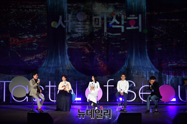 ▲ '2021 서울 레스토랑&바 100선'에 선정된 분야별 대표 셰프(좌로부터 임재진 바텐더, 김명숙 대표, 김은희 셰프, 강민구 셰프)가 서울 미식 토크쇼를 진행 중이다. 지난 29일, 서울시 및 서울관광재단은 마포구에 소재한 문화비축기지에서 '서울 미식주간(Taste of Seoul)'의 첫 프로그램인 서울 미식여행 라이브를 개최했다. ⓒ서울관광재단