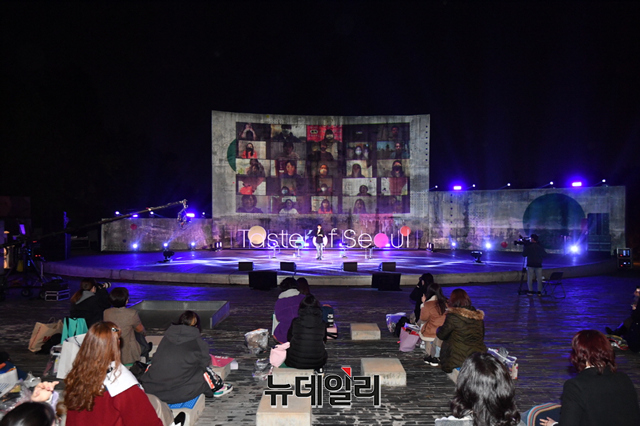 ▲ 지난 29일 서울시 및 서울관광재단이 마포구에 소재한 문화비축기지에서 서울 미식여행 라이브를 진행했다. 행사당일 현장에서 방역지침을 준수한 50명의 참가자가 무대를 지켜보고 있다. ⓒ서울관광재단