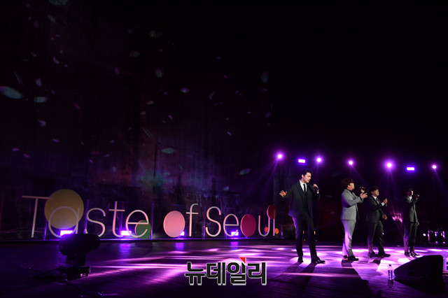 ▲ 지난 29일, 마포구 소재의 문화비축기지에서 진행된 서울 미식여행 라이브에서 크로스 오버 그룹 '라비던스'가 공연을 하고 있다. ⓒ서울관광재단