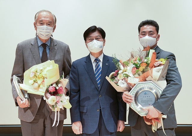 ▲ 세종시가 제9회 세종시민대상 수상자로 최윤묵 서창산업㈜ 대표와 김영우 세종도시교통공사 사원을 선정, 1일 시청에서 열린 ‘11월 직원 소통의 날’ 행사에서 시상했다. 왼쪽부터 최윤묵(77) 서창산업 대표, 이춘희 시장, 김영우 세종도시교통공사 사원.ⓒ세종시