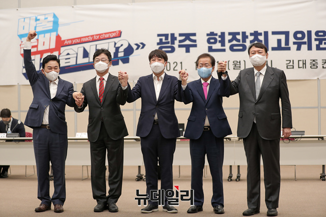 ▲ 이준석 국민의힘 대표와 대선 예비후보들(원희룡, 유승민, 홍준표, 윤석열)이 지난 10월11일 광주 김대중컨벤션센터에서 '광주 현장최고위원회의'에 앞서 기념촬영을 하고 있다.ⓒ이종현 기자(사진=윤석열 캠프)