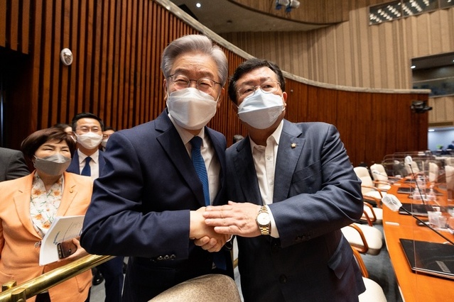 ▲ 민주당 대선 경선에서 이낙연 전 대표를 도왔던 설훈 민주당 의원(오른쪽)이 이재명 민주당 대통령 후보 선대위에 공동선대위원장으로 합류했다. ⓒ뉴시스