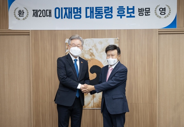 ▲ 1일 이재명 더불어민주당 대선후보가 서울 여의도 광복회관에 방문해 김원웅 광복회장과 악수하고 있다. ⓒ이재명 캠프