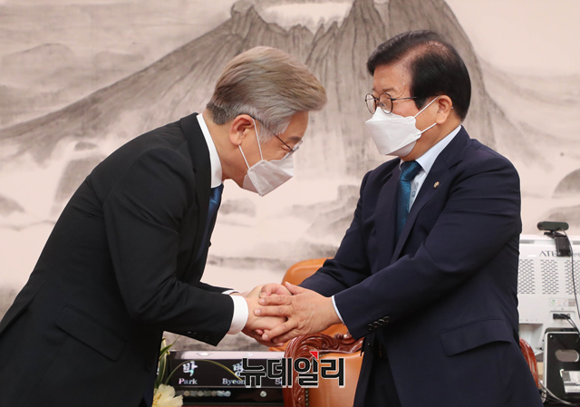 ▲ 1일 오전 이재명 더불어민주당 대선 후보가 국회를 찾아 박병석 국회의장을 예방해 인사를 하고 있다. ⓒ뉴데일리(사진=공동취재단)