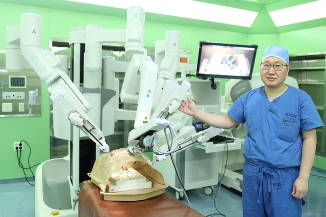 ▲ 한국원자력의학원은 국내 기술로 개발된 복강경 수술로봇 ‘레보아이’를 원자력병원에 도입했다. ⓒ한국원자력의학원