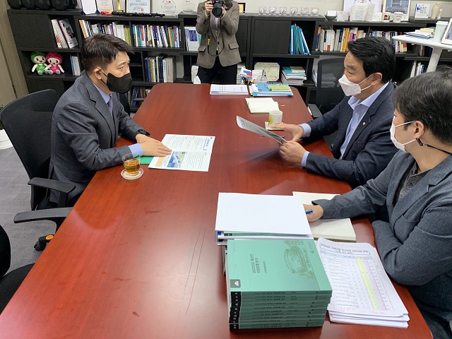 ▲ 기재위 박형수 의원, 예결특위 정희용 의원을 설득 중인 이희진 영덕군수(왼쪽).ⓒ영덕군