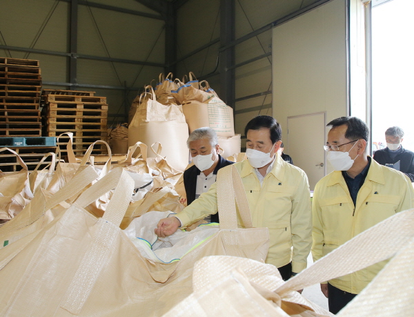 ▲ 조길형 충주시장이 심복규 엄정농협 조합장과 함께 2일 공공비축미곡 포대벼 매입 현장을 방문했다.ⓒ충주시