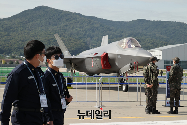 ▲ 한국 공군의 스텔스 전투기 F-35A 프리덤 나이트. 김정은이 싫어하는 무기라고 한다. ⓒ강민석 기자.