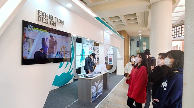 ▲ 대구 영진전문대학교(총장 최재영) ‘인테리어디자인과’와 ‘건축공학과’는 교내 창조관 1층 로비와 학생라운지에서 3일까지 졸업을 앞둔 2학년생들의 졸업작품전을 개최하고 있다.ⓒ영진전문대