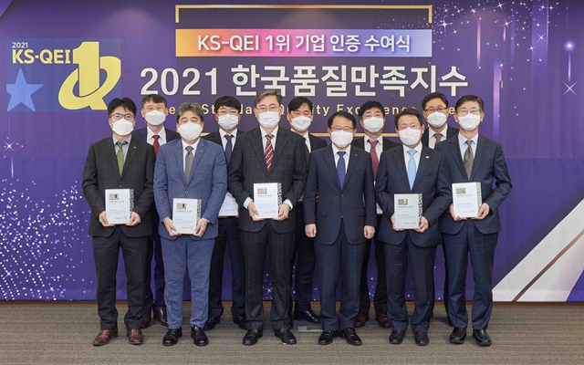 ▲ KS-QEI 1위 기업 인증 수여식에서 한국표준협회 관계자와 KCC 관계자들이 기념촬영을 하고 있다. ⓒKCC