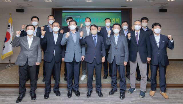 ▲ 이승우 사장(앞줄 왼쪽 네번째)이 제2차 탄소중립위원회를 개최하고 위원회 관계자와 함께 기념촬영을 하고 있다. ⓒ남부발전 제공