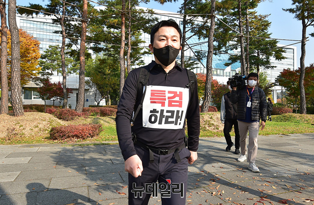 ▲ 원희룡 국민의힘 대선 예비후보가 2일 오전 경기 성남시청 앞에서 대장동 게이트 특검 수용을 촉구하며 도보행진을 이어가고 있다.ⓒ경기 성남=정상윤 기자