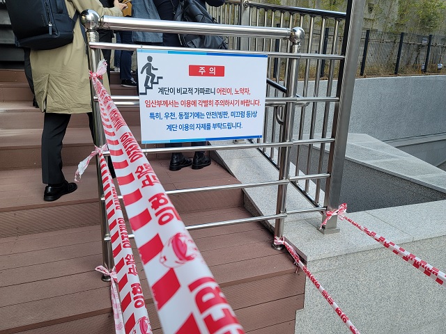 ▲ 경기 성남시 백현동의 이른바 '옹벽 아파트' 단지 통행로. 통행로 곳곳에는 