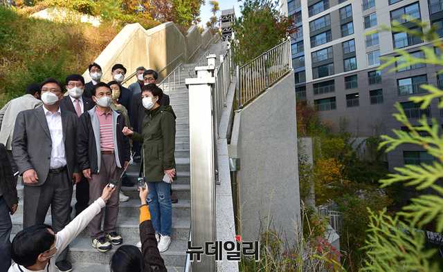 ▲ 국민의힘 이재명비리 국민검증특별위원회(이재명특위)가 2일 오전 경기 성남시 백현동 부지에서 긴급 현장회의를 열고 현장을 시찰하고 있다. 김진태 특위위원장은 