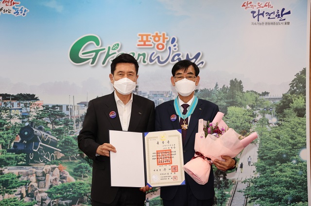 ▲ 왼쪽부터 이강덕 포항시장, 손병웅 포항시산림조합장.ⓒ포항시