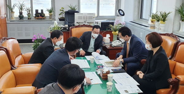 ▲ 조길형 충주시장이 지난 2일 국회 이종배 예결위위원장을 만나 주요 국비 사업에 대한 지원을 건의하고 있다.ⓒ충주시