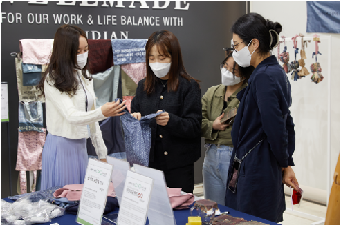 ▲ 세정그룹 x 한국예술인복지재단, ‘순환하는 세정-다시 시작’ 전시에 참석한 세정 박이라 사장 모습.ⓒ세정그룹